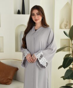 Alternative view of عباية بلون بيج مع تطريز على الكم