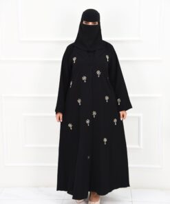 عباية كريب مرصعة بالفصوص الذهبية والكريستال