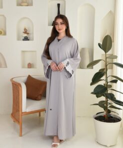 عباية بلون بيج مع تطريز على الكم