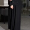 عباية عملية بتطريز على الكم باللون الاسود