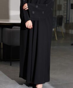 عباية عملية بتطريز على الكم باللون الاسود