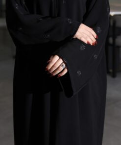 Alternative view of عباية عملية بتطريز على الكم باللون الاسود